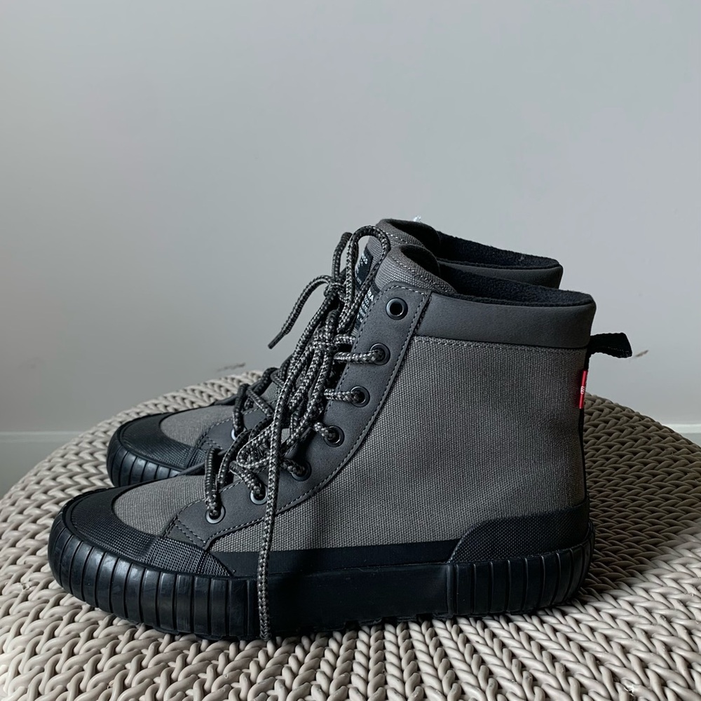 Nwt- LEVI STRAUSS- High-Top Black and Gray boots. - Picture 2 of 6